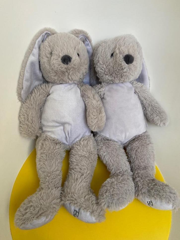 989 bambino kruidvat konijn grijs 2x, Kinderen en Baby's, Speelgoed | Knuffels en Pluche, Zo goed als nieuw, Konijn, Ophalen of Verzenden