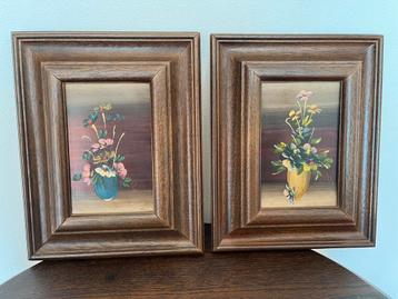 Twee op koper geschilderde vazen met bloemen beschikbaar voor biedingen