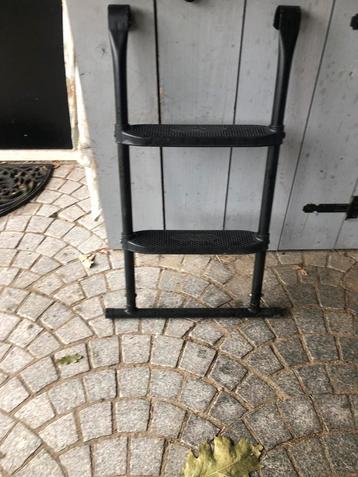 Trapje voor de trampoline beschikbaar voor biedingen