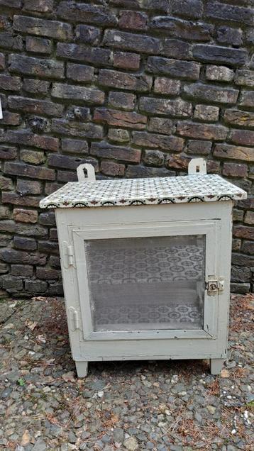 Brocante vliegenkastje met gaasdeur en ophanghaken sixties  beschikbaar voor biedingen