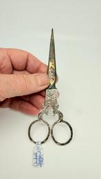 Antieke gave naaischaar met zilveren handvat., Antiek en Kunst, Antiek | Goud en Zilver, Ophalen of Verzenden, Zilver