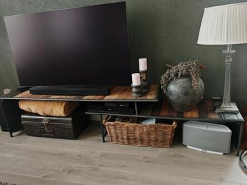 Prachtig industrieel tv dressoir. In zeer goede conditie.  beschikbaar voor biedingen