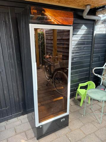 Grote koelkast met glaze deur beschikbaar voor biedingen