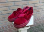 rode schoenen , soort fluweel, maat 38 in nieuwstaat, Kleding | Dames, Schoenen, Ophalen of Verzenden, Rood, Sneakers of Gympen