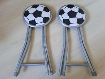 Twee voetbalkrukjes inklapbaar 45cm hoog beschikbaar voor biedingen