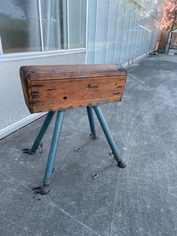 Vintage houten turnbok beschikbaar voor biedingen