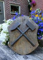 Houten bord met symbool van de mijnbouw:  hamer en beitel, Ophalen of Verzenden