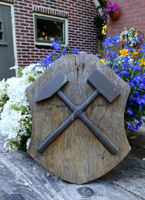 Houten bord met symbool van de mijnbouw:  hamer en beitel, Antiek en Kunst, Curiosa en Brocante, Ophalen of Verzenden