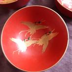 JAPAN: Drie Lakwerk Kommen Rood Zwart en Goudluster, Antiek en Kunst, Verzenden