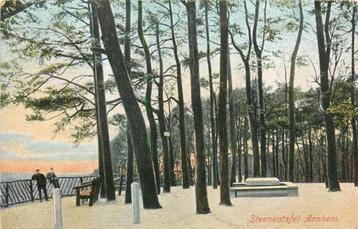 (377-474-011) Arnhem Steenentafel beschikbaar voor biedingen