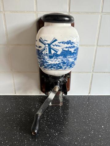 Vintage wandkoffiemolen Delftsblauw motief beschikbaar voor biedingen