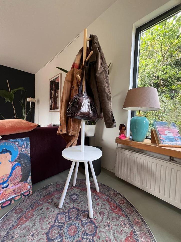 Scandinavische kapstok met tafeltje – stijlvol en praktisch, Huis en Inrichting, Woonaccessoires | Kapstokken, Zo goed als nieuw