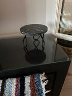 Marmer tafeltje met metaal poten, Huis en Inrichting, Tafels | Bijzettafels, 45 tot 60 cm, Minder dan 55 cm, Metaal of Aluminium