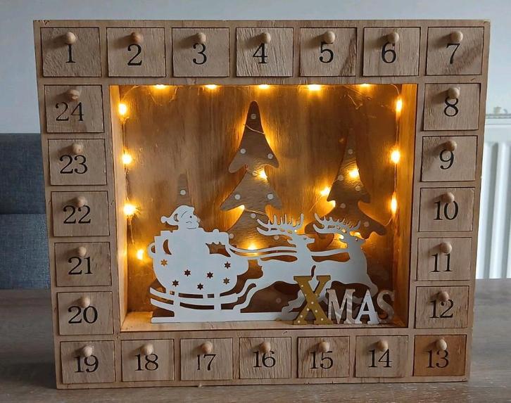 Houten adventskalender led kerstman arreslee 24 vakjes, Diversen, Kerst, Zo goed als nieuw, Ophalen of Verzenden