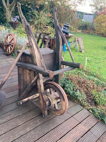 Kruiwagens groot en klein en steenkruiwagens en losse wielen beschikbaar voor biedingen