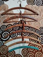 Diverse heel oude houten kledinghangers met reclame, Verzenden