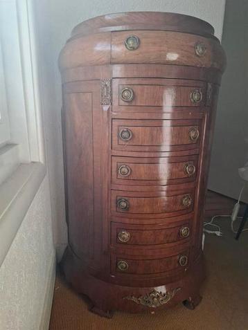  Halfrond sierlijk kastje – reproductie in klassieke stijl  beschikbaar voor biedingen