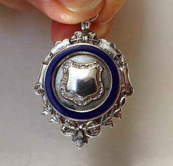 Oude Engelse fob / schild hanger: zilver + emaille. 1949 beschikbaar voor biedingen