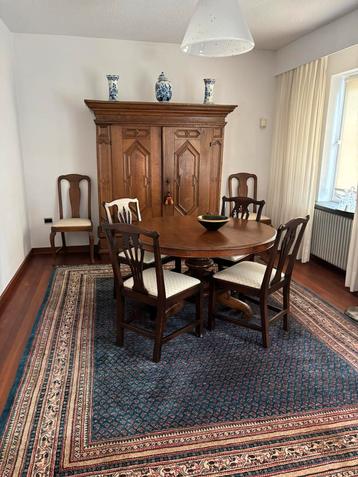 Antieke tafel en 4 stoelen te koop beschikbaar voor biedingen