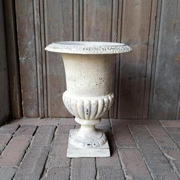 Brocante oude gietijzeren tuinvaas vaas wit h. 31cm *Etage3* beschikbaar voor biedingen