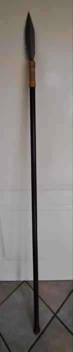 Blaaspijp met pijlenkoker, pijlen en oorbellen, Ophalen