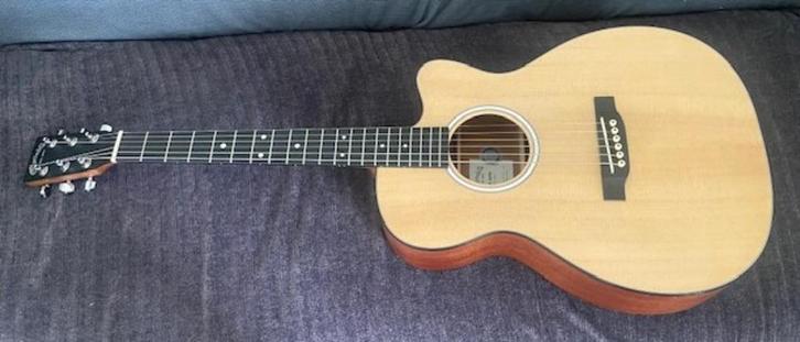 Martin Guitar 000CJr-10E, Muziek en Instrumenten, Snaarinstrumenten | Gitaren | Akoestisch, Zo goed als nieuw, Western- of Steelstringgitaar