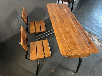 Vintage schoolbank beschikbaar voor biedingen