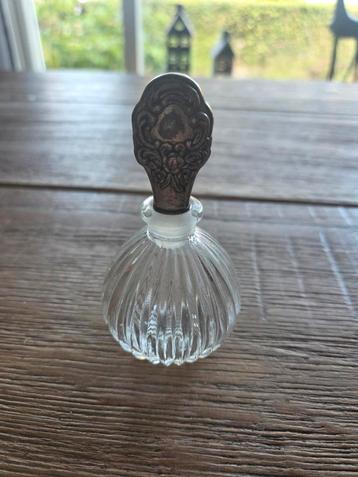 Vintage bohemian kriastallen Parfumflesje met Zilveren Dop beschikbaar voor biedingen