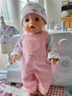 poppenkleertjes, roze tuinbroek met shirt+mutsje v pop 43cm, Ophalen of Verzenden, Nieuw, Babypop