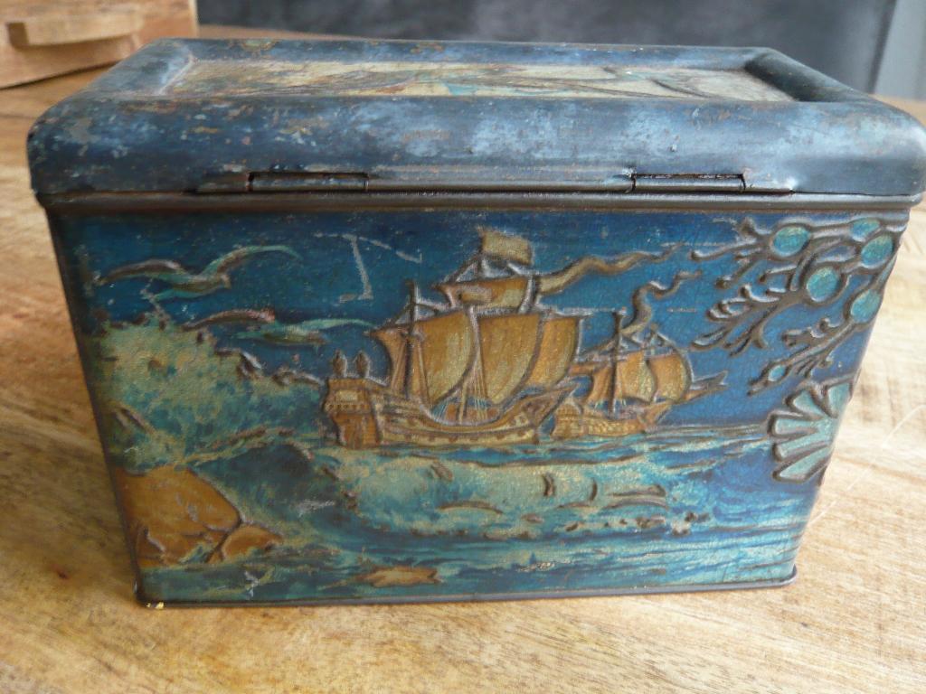 oud blik met afbeelding in relief, Verzamelen, Blikken, Ophalen of Verzenden, Gebruikt, Overige