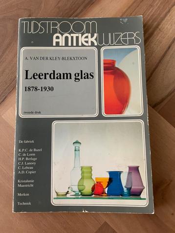 Boek Tijdstroom Antiek Leerdam Glas 1878-1930 beschikbaar voor biedingen