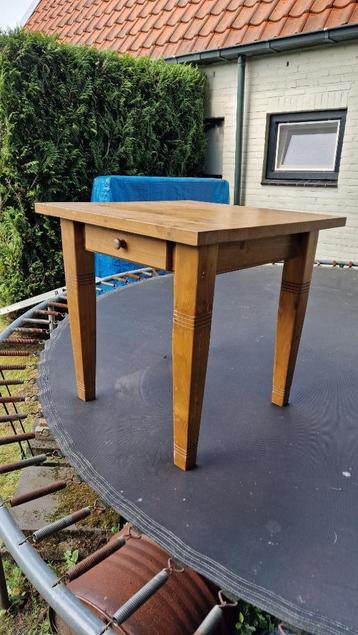Licht eiken vierkante tafel met lade beschikbaar voor biedingen