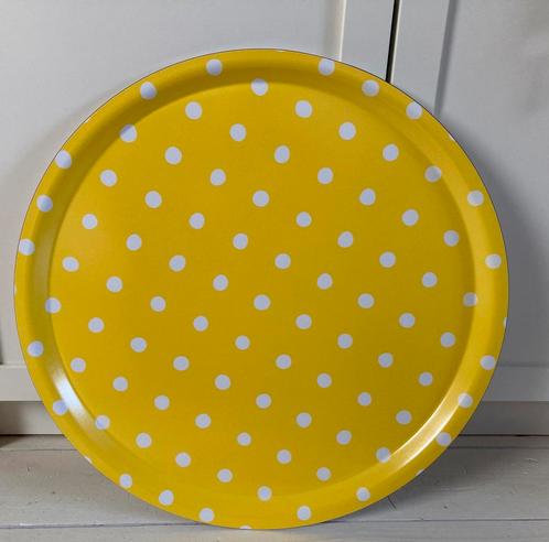 Groot rond dienblad - geel met witte stippen, Huis en Inrichting, Woonaccessoires | Dienbladen, Gebruikt, Kunststof, Rond, Ophalen