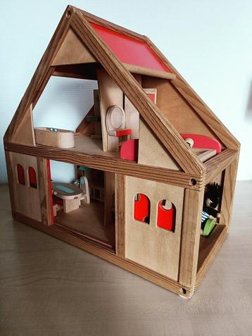 Poppenhuis met meubels en poppetjes beschikbaar voor biedingen