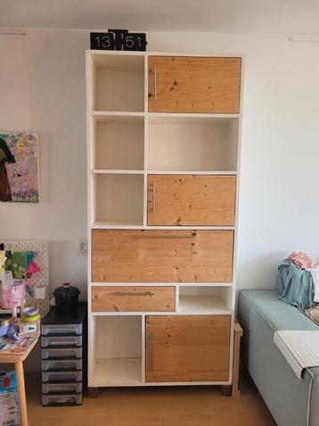 Houten kast met wijnrek