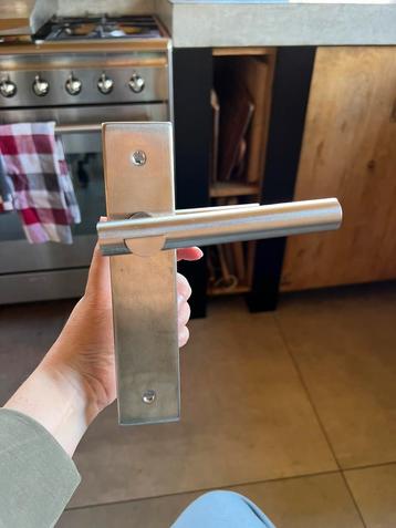 6 stuks mooi zwaar RVS deurbeslag deurklink beschikbaar voor biedingen