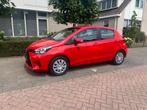 Toyota Yaris 1.3 16V Vvt-i 5DR CVT 2016 Rood, Auto's, Toyota, 1025 kg, Stof, 40 €/maand, Zwart