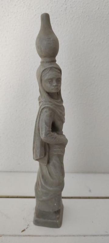 Beeld van vrouw met kruik op haar hoofd beschikbaar voor biedingen