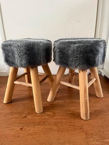 Decoratie krukjes met vacht beschikbaar voor biedingen
