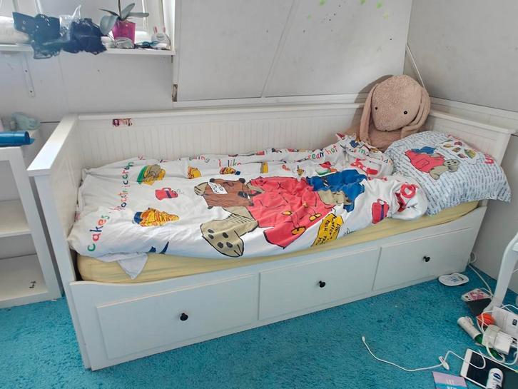 Hemnes bedbank Ikea, uitschuifbaar met opberglades, Huis en Inrichting, Slaapkamer | Bedden, Zo goed als nieuw, Eenpersoons, 90 cm