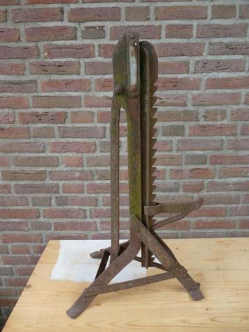 oude wagen krik houten wielen  beschikbaar voor biedingen