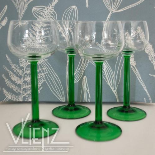 Vier vintage, retro Franse wijnglazen groene hoge voet, Verzamelen, Glas en Borrelglaasjes, Gebruikt, Overige typen, Ophalen of Verzenden
