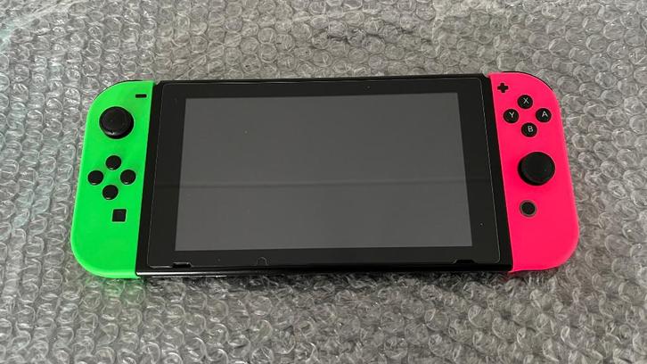 Nintendo Switch v1 unpatched met joycons en screenprotector, Spelcomputers en Games, Games | Nintendo Switch, Zo goed als nieuw