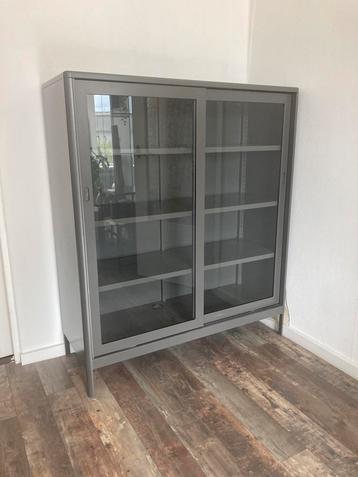Metalen vitrinekast met glas ikea idasen grijs beschikbaar voor biedingen