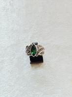 Mooie Zilveren ring met ovale groene steen en markesietjes, Verzenden, Zilver, Ring