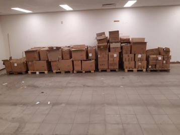 Grote partij Pluggen, 7 pallets. beschikbaar voor biedingen