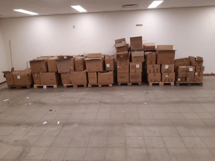 Grote partij Pluggen, 7 pallets., Doe-het-zelf en Verbouw, IJzerwaren en Bevestigingsmiddelen, Zo goed als nieuw, Pluggen, 50 tot 100 mm