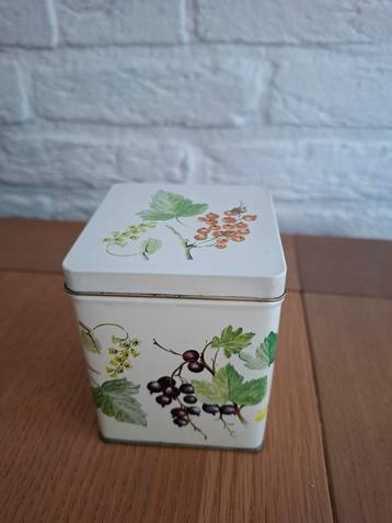 Vintage Engels bewaarblikje. Louise Carling. Besjes. 9x7x7cm beschikbaar voor biedingen