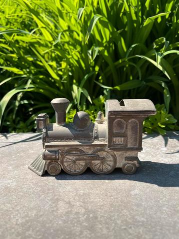 Vintage metalen spaarpot in de vorm van een locomotief beschikbaar voor biedingen