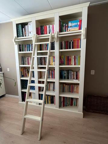 Boekenkast met ladder beschikbaar voor biedingen